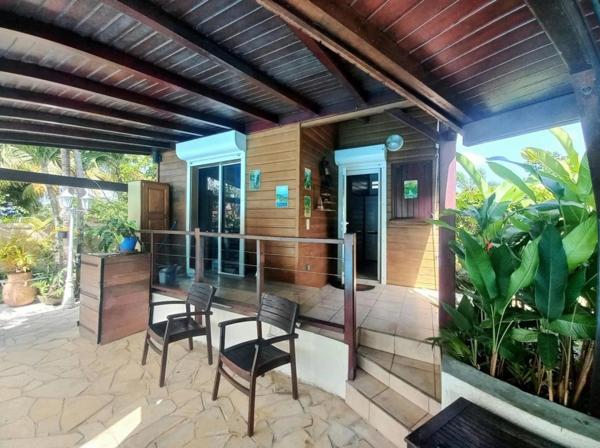 Villa et dépendances, piscine, à vendre 10 pièces BAIE MAHAULT (971)