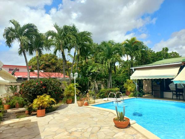 Villa et dépendances, piscine, à vendre 10 pièces BAIE MAHAULT (971)