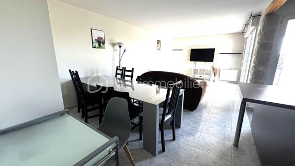 COUP DE CŒUR – 3 PIÈCES AVEC TERRASSE, PARKING & RÉSIDENCE RÉCENTE A CHOISY-LE-ROI

Vous recherchez un appartement clé en main, lumineux et idéalement situé ? Ne cherchez plus !

Situé au 3ᵉ étage avec ascenseur d’une résidence récente et sécurisée sous télésurveillance, ce magnifique 3 pièces de 71 m² offre un cadre de vie confortable et moderne.

Vous allez aimer :
• Un superbe séjour de 30 m², baigné de lumière, ouvert sur une agréable terrasse pour profiter des beaux jours
• Deux chambres confortables pour toute la famille
• Une salle de bain fonctionnelle
• Aucun travaux à prévoir : posez vos valises !

Confort au quotidien :
✔ Place de parking privative
✔ Résidence récente et sécurisée
✔ Chauffage électrique – eau collective

Emplacement idéal :
- RER C à seulement 12 minutes à pied
- Proche des commerces, écoles et commodités

Un bien parfait pour une résidence principale ou un investissement locatif.

Contactez-moi dès maintenant pour organiser une visite !
Shérazade Belattar à votre écoute.

VISITES POSSIBLES 7 JOURS / 7