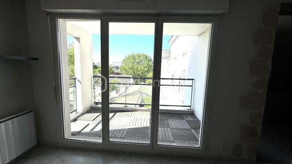 COUP DE CŒUR – 3 PIÈCES AVEC TERRASSE, PARKING & RÉSIDENCE RÉCENTE A CHOISY-LE-ROI

Vous recherchez un appartement clé en main, lumineux et idéalement situé ? Ne cherchez plus !

Situé au 3ᵉ étage avec ascenseur d’une résidence récente et sécurisée sous télésurveillance, ce magnifique 3 pièces de 71 m² offre un cadre de vie confortable et moderne.

Vous allez aimer :
• Un superbe séjour de 30 m², baigné de lumière, ouvert sur une agréable terrasse pour profiter des beaux jours
• Deux chambres confortables pour toute la famille
• Une salle de bain fonctionnelle
• Aucun travaux à prévoir : posez vos valises !

Confort au quotidien :
✔ Place de parking privative
✔ Résidence récente et sécurisée
✔ Chauffage électrique – eau collective

Emplacement idéal :
- RER C à seulement 12 minutes à pied
- Proche des commerces, écoles et commodités

Un bien parfait pour une résidence principale ou un investissement locatif.

Contactez-moi dès maintenant pour organiser une visite !
Shérazade Belattar à votre écoute.

VISITES POSSIBLES 7 JOURS / 7
