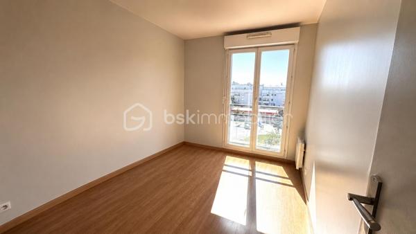 COUP DE CŒUR – 3 PIÈCES AVEC TERRASSE, PARKING & RÉSIDENCE RÉCENTE A CHOISY-LE-ROI

Vous recherchez un appartement clé en main, lumineux et idéalement situé ? Ne cherchez plus !

Situé au 3ᵉ étage avec ascenseur d’une résidence récente et sécurisée sous télésurveillance, ce magnifique 3 pièces de 71 m² offre un cadre de vie confortable et moderne.

Vous allez aimer :
• Un superbe séjour de 30 m², baigné de lumière, ouvert sur une agréable terrasse pour profiter des beaux jours
• Deux chambres confortables pour toute la famille
• Une salle de bain fonctionnelle
• Aucun travaux à prévoir : posez vos valises !

Confort au quotidien :
✔ Place de parking privative
✔ Résidence récente et sécurisée
✔ Chauffage électrique – eau collective

Emplacement idéal :
- RER C à seulement 12 minutes à pied
- Proche des commerces, écoles et commodités

Un bien parfait pour une résidence principale ou un investissement locatif.

Contactez-moi dès maintenant pour organiser une visite !
Shérazade Belattar à votre écoute.

VISITES POSSIBLES 7 JOURS / 7