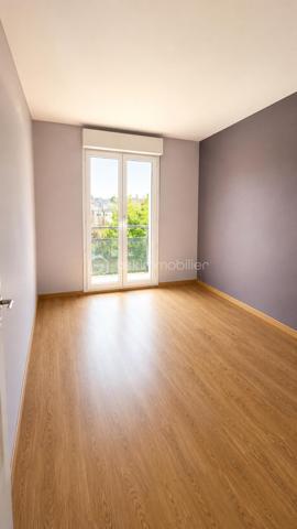 COUP DE CŒUR – 3 PIÈCES AVEC TERRASSE, PARKING & RÉSIDENCE RÉCENTE A CHOISY-LE-ROI

Vous recherchez un appartement clé en main, lumineux et idéalement situé ? Ne cherchez plus !

Situé au 3ᵉ étage avec ascenseur d’une résidence récente et sécurisée sous télésurveillance, ce magnifique 3 pièces de 71 m² offre un cadre de vie confortable et moderne.

Vous allez aimer :
• Un superbe séjour de 30 m², baigné de lumière, ouvert sur une agréable terrasse pour profiter des beaux jours
• Deux chambres confortables pour toute la famille
• Une salle de bain fonctionnelle
• Aucun travaux à prévoir : posez vos valises !

Confort au quotidien :
✔ Place de parking privative
✔ Résidence récente et sécurisée
✔ Chauffage électrique – eau collective

Emplacement idéal :
- RER C à seulement 12 minutes à pied
- Proche des commerces, écoles et commodités

Un bien parfait pour une résidence principale ou un investissement locatif.

Contactez-moi dès maintenant pour organiser une visite !
Shérazade Belattar à votre écoute.

VISITES POSSIBLES 7 JOURS / 7