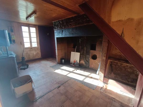 Maison de caractère avec tour, en pierre et lauze, grange, puits, terrain 19400 Argentat