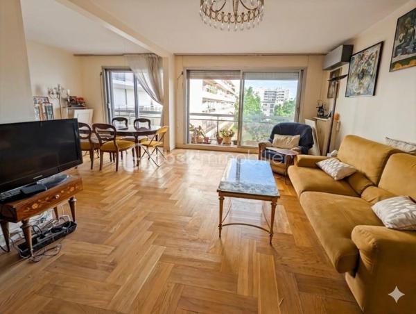 Opportunité!

Appartement 99m2 avec 5 pièces , 3 chambres ( possibilité 4eme chambre), 
Grand séjour , salle de bain et salle d'eau. 

Au 3eme étage avec ascenseur. 

Idéalement situé avenue Philippe Auguste, à 2 pas du métro Philippe Auguste.

Les ++ :

Ascenseur 
Traversant : Sud/Nord
Double balcon 
Calme absolu
Résidence très bien entretenue & sécurisée
Climatisation récente 
Double séjour ( 30m2)
Possibilité d'ouvrir la cuisine sur le séjour 

Une cave et un parking complètent ce bien.

Rafraîchissement à prévoir.

Gros potentiel