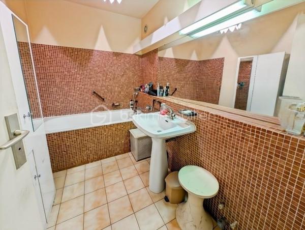 Opportunité!

Appartement 99m2 avec 5 pièces , 3 chambres ( possibilité 4eme chambre), 
Grand séjour , salle de bain et salle d'eau. 

Au 3eme étage avec ascenseur. 

Idéalement situé avenue Philippe Auguste, à 2 pas du métro Philippe Auguste.

Les ++ :

Ascenseur 
Traversant : Sud/Nord
Double balcon 
Calme absolu
Résidence très bien entretenue & sécurisée
Climatisation récente 
Double séjour ( 30m2)
Possibilité d'ouvrir la cuisine sur le séjour 

Une cave et un parking complètent ce bien.

Rafraîchissement à prévoir.

Gros potentiel