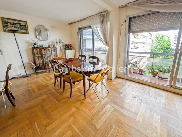 Opportunité!

Appartement 99m2 avec 5 pièces , 3 chambres ( possibilité 4eme chambre), 
Grand séjour , salle de bain et salle d'eau. 

Au 3eme étage avec ascenseur. 

Idéalement situé avenue Philippe Auguste, à 2 pas du métro Philippe Auguste.

Les ++ :

Ascenseur 
Traversant : Sud/Nord
Double balcon 
Calme absolu
Résidence très bien entretenue & sécurisée
Climatisation récente 
Double séjour ( 30m2)
Possibilité d'ouvrir la cuisine sur le séjour 

Une cave et un parking complètent ce bien.

Rafraîchissement à prévoir.

Gros potentiel