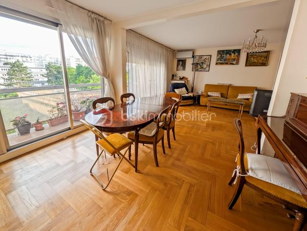 Opportunité!

Appartement 99m2 avec 5 pièces , 3 chambres ( possibilité 4eme chambre), 
Grand séjour , salle de bain et salle d'eau. 

Au 3eme étage avec ascenseur. 

Idéalement situé avenue Philippe Auguste, à 2 pas du métro Philippe Auguste.

Les ++ :

Ascenseur 
Traversant : Sud/Nord
Double balcon 
Calme absolu
Résidence très bien entretenue & sécurisée
Climatisation récente 
Double séjour ( 30m2)
Possibilité d'ouvrir la cuisine sur le séjour 

Une cave et un parking complètent ce bien.

Rafraîchissement à prévoir.

Gros potentiel