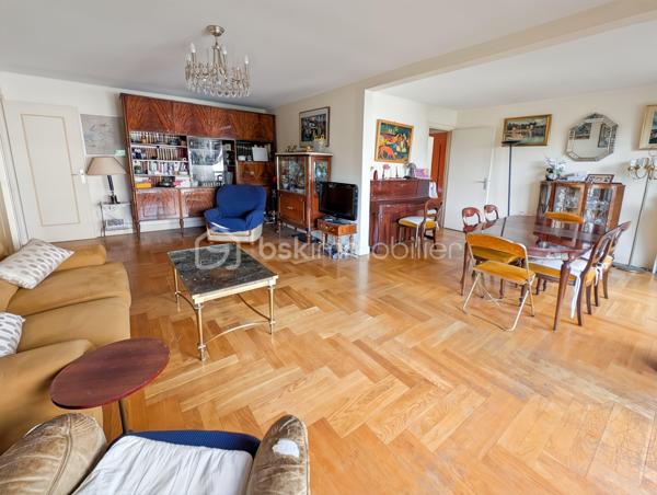 Opportunité!

Appartement 99m2 avec 5 pièces , 3 chambres ( possibilité 4eme chambre), 
Grand séjour , salle de bain et salle d'eau. 

Au 3eme étage avec ascenseur. 

Idéalement situé avenue Philippe Auguste, à 2 pas du métro Philippe Auguste.

Les ++ :

Ascenseur 
Traversant : Sud/Nord
Double balcon 
Calme absolu
Résidence très bien entretenue & sécurisée
Climatisation récente 
Double séjour ( 30m2)
Possibilité d'ouvrir la cuisine sur le séjour 

Une cave et un parking complètent ce bien.

Rafraîchissement à prévoir.

Gros potentiel