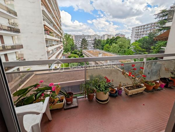 Opportunité!

Appartement 99m2 avec 5 pièces , 3 chambres ( possibilité 4eme chambre), 
Grand séjour , salle de bain et salle d'eau. 

Au 3eme étage avec ascenseur. 

Idéalement situé avenue Philippe Auguste, à 2 pas du métro Philippe Auguste.

Les ++ :

Ascenseur 
Traversant : Sud/Nord
Double balcon 
Calme absolu
Résidence très bien entretenue & sécurisée
Climatisation récente 
Double séjour ( 30m2)
Possibilité d'ouvrir la cuisine sur le séjour 

Une cave et un parking complètent ce bien.

Rafraîchissement à prévoir.

Gros potentiel