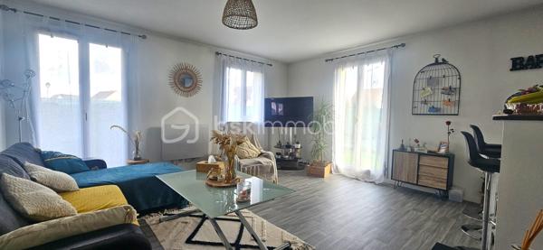 Situé au cœur d’une copropriété de standing datant de 2003, sécurisée et parfaitement entretenue, cet appartement de type F2 de 44 m² représente une opportunité exceptionnelle à Roissy-en-Brie. Dès l’entrée, le ton est donné par un espace avec rangement optimisé menant à une pièce de vie baignée de lumière, où la cuisine ouverte s'intègre harmonieusement au séjour. Ce volume de vie se prolonge vers l’extérieur puisque vous jouissez d’un jardin privatif d’usage, un atout rare qui offre un véritable poumon de verdure au quotidien. L’espace nuit se compose d’une chambre confortable avec placard et d’une salle de bain soignée intégrant les WC. L’atout majeur de ce bien réside également dans ses prestations annexes complètes : une cave pour le stockage ainsi qu'une place de parking extérieure au sein d'un parking sécurisé ( un box est a acquérir en supplément). Grâce à sa construction récente, l’appartement bénéficie d’un DPE performant, garantissant un confort thermique optimal et des charges maîtrisées. À proximité immédiate des commerces et des transports, ce bien à l'état irréprochable est un véritable produit coup de cœur, idéal pour ceux qui recherchent le calme, la sécurité et le privilège d'un extérieur.