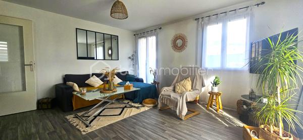 Situé au cœur d’une copropriété de standing datant de 2003, sécurisée et parfaitement entretenue, cet appartement de type F2 de 44 m² représente une opportunité exceptionnelle à Roissy-en-Brie. Dès l’entrée, le ton est donné par un espace avec rangement optimisé menant à une pièce de vie baignée de lumière, où la cuisine ouverte s'intègre harmonieusement au séjour. Ce volume de vie se prolonge vers l’extérieur puisque vous jouissez d’un jardin privatif d’usage, un atout rare qui offre un véritable poumon de verdure au quotidien. L’espace nuit se compose d’une chambre confortable avec placard et d’une salle de bain soignée intégrant les WC. L’atout majeur de ce bien réside également dans ses prestations annexes complètes : une cave pour le stockage ainsi qu'une place de parking extérieure au sein d'un parking sécurisé ( un box est a acquérir en supplément). Grâce à sa construction récente, l’appartement bénéficie d’un DPE performant, garantissant un confort thermique optimal et des charges maîtrisées. À proximité immédiate des commerces et des transports, ce bien à l'état irréprochable est un véritable produit coup de cœur, idéal pour ceux qui recherchent le calme, la sécurité et le privilège d'un extérieur.