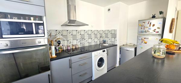 Situé au cœur d’une copropriété de standing datant de 2003, sécurisée et parfaitement entretenue, cet appartement de type F2 de 44 m² représente une opportunité exceptionnelle à Roissy-en-Brie. Dès l’entrée, le ton est donné par un espace avec rangement optimisé menant à une pièce de vie baignée de lumière, où la cuisine ouverte s'intègre harmonieusement au séjour. Ce volume de vie se prolonge vers l’extérieur puisque vous jouissez d’un jardin privatif d’usage, un atout rare qui offre un véritable poumon de verdure au quotidien. L’espace nuit se compose d’une chambre confortable avec placard et d’une salle de bain soignée intégrant les WC. L’atout majeur de ce bien réside également dans ses prestations annexes complètes : une cave pour le stockage ainsi qu'une place de parking extérieure au sein d'un parking sécurisé ( un box est a acquérir en supplément). Grâce à sa construction récente, l’appartement bénéficie d’un DPE performant, garantissant un confort thermique optimal et des charges maîtrisées. À proximité immédiate des commerces et des transports, ce bien à l'état irréprochable est un véritable produit coup de cœur, idéal pour ceux qui recherchent le calme, la sécurité et le privilège d'un extérieur.