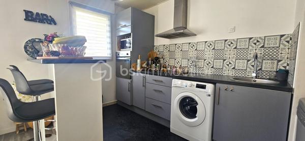 Situé au cœur d’une copropriété de standing datant de 2003, sécurisée et parfaitement entretenue, cet appartement de type F2 de 44 m² représente une opportunité exceptionnelle à Roissy-en-Brie. Dès l’entrée, le ton est donné par un espace avec rangement optimisé menant à une pièce de vie baignée de lumière, où la cuisine ouverte s'intègre harmonieusement au séjour. Ce volume de vie se prolonge vers l’extérieur puisque vous jouissez d’un jardin privatif d’usage, un atout rare qui offre un véritable poumon de verdure au quotidien. L’espace nuit se compose d’une chambre confortable avec placard et d’une salle de bain soignée intégrant les WC. L’atout majeur de ce bien réside également dans ses prestations annexes complètes : une cave pour le stockage ainsi qu'une place de parking extérieure au sein d'un parking sécurisé ( un box est a acquérir en supplément). Grâce à sa construction récente, l’appartement bénéficie d’un DPE performant, garantissant un confort thermique optimal et des charges maîtrisées. À proximité immédiate des commerces et des transports, ce bien à l'état irréprochable est un véritable produit coup de cœur, idéal pour ceux qui recherchent le calme, la sécurité et le privilège d'un extérieur.