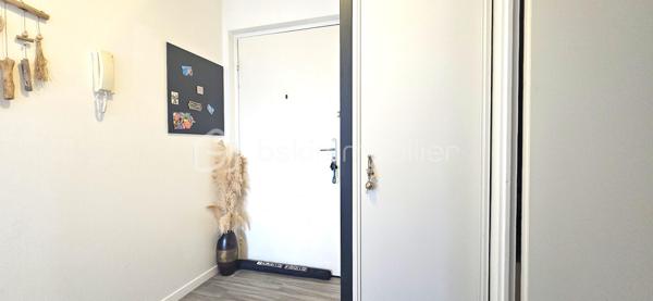 Situé au cœur d’une copropriété de standing datant de 2003, sécurisée et parfaitement entretenue, cet appartement de type F2 de 44 m² représente une opportunité exceptionnelle à Roissy-en-Brie. Dès l’entrée, le ton est donné par un espace avec rangement optimisé menant à une pièce de vie baignée de lumière, où la cuisine ouverte s'intègre harmonieusement au séjour. Ce volume de vie se prolonge vers l’extérieur puisque vous jouissez d’un jardin privatif d’usage, un atout rare qui offre un véritable poumon de verdure au quotidien. L’espace nuit se compose d’une chambre confortable avec placard et d’une salle de bain soignée intégrant les WC. L’atout majeur de ce bien réside également dans ses prestations annexes complètes : une cave pour le stockage ainsi qu'une place de parking extérieure au sein d'un parking sécurisé ( un box est a acquérir en supplément). Grâce à sa construction récente, l’appartement bénéficie d’un DPE performant, garantissant un confort thermique optimal et des charges maîtrisées. À proximité immédiate des commerces et des transports, ce bien à l'état irréprochable est un véritable produit coup de cœur, idéal pour ceux qui recherchent le calme, la sécurité et le privilège d'un extérieur.