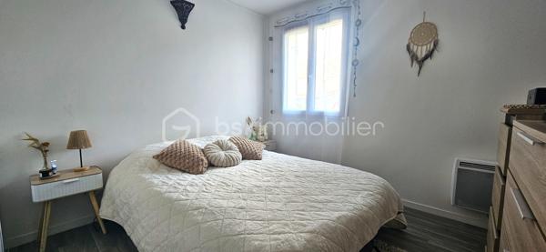 Situé au cœur d’une copropriété de standing datant de 2003, sécurisée et parfaitement entretenue, cet appartement de type F2 de 44 m² représente une opportunité exceptionnelle à Roissy-en-Brie. Dès l’entrée, le ton est donné par un espace avec rangement optimisé menant à une pièce de vie baignée de lumière, où la cuisine ouverte s'intègre harmonieusement au séjour. Ce volume de vie se prolonge vers l’extérieur puisque vous jouissez d’un jardin privatif d’usage, un atout rare qui offre un véritable poumon de verdure au quotidien. L’espace nuit se compose d’une chambre confortable avec placard et d’une salle de bain soignée intégrant les WC. L’atout majeur de ce bien réside également dans ses prestations annexes complètes : une cave pour le stockage ainsi qu'une place de parking extérieure au sein d'un parking sécurisé ( un box est a acquérir en supplément). Grâce à sa construction récente, l’appartement bénéficie d’un DPE performant, garantissant un confort thermique optimal et des charges maîtrisées. À proximité immédiate des commerces et des transports, ce bien à l'état irréprochable est un véritable produit coup de cœur, idéal pour ceux qui recherchent le calme, la sécurité et le privilège d'un extérieur.