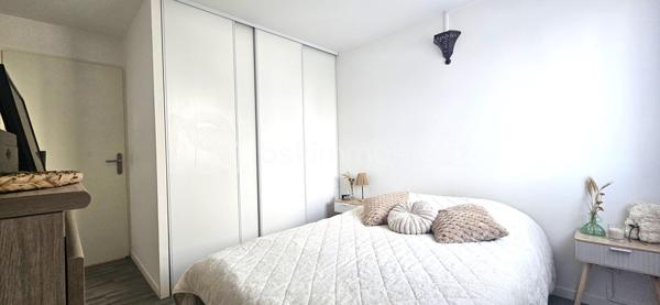Situé au cœur d’une copropriété de standing datant de 2003, sécurisée et parfaitement entretenue, cet appartement de type F2 de 44 m² représente une opportunité exceptionnelle à Roissy-en-Brie. Dès l’entrée, le ton est donné par un espace avec rangement optimisé menant à une pièce de vie baignée de lumière, où la cuisine ouverte s'intègre harmonieusement au séjour. Ce volume de vie se prolonge vers l’extérieur puisque vous jouissez d’un jardin privatif d’usage, un atout rare qui offre un véritable poumon de verdure au quotidien. L’espace nuit se compose d’une chambre confortable avec placard et d’une salle de bain soignée intégrant les WC. L’atout majeur de ce bien réside également dans ses prestations annexes complètes : une cave pour le stockage ainsi qu'une place de parking extérieure au sein d'un parking sécurisé ( un box est a acquérir en supplément). Grâce à sa construction récente, l’appartement bénéficie d’un DPE performant, garantissant un confort thermique optimal et des charges maîtrisées. À proximité immédiate des commerces et des transports, ce bien à l'état irréprochable est un véritable produit coup de cœur, idéal pour ceux qui recherchent le calme, la sécurité et le privilège d'un extérieur.
