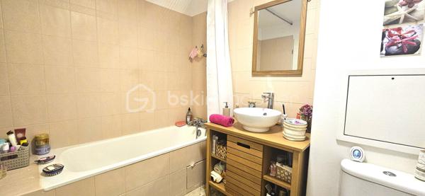 Situé au cœur d’une copropriété de standing datant de 2003, sécurisée et parfaitement entretenue, cet appartement de type F2 de 44 m² représente une opportunité exceptionnelle à Roissy-en-Brie. Dès l’entrée, le ton est donné par un espace avec rangement optimisé menant à une pièce de vie baignée de lumière, où la cuisine ouverte s'intègre harmonieusement au séjour. Ce volume de vie se prolonge vers l’extérieur puisque vous jouissez d’un jardin privatif d’usage, un atout rare qui offre un véritable poumon de verdure au quotidien. L’espace nuit se compose d’une chambre confortable avec placard et d’une salle de bain soignée intégrant les WC. L’atout majeur de ce bien réside également dans ses prestations annexes complètes : une cave pour le stockage ainsi qu'une place de parking extérieure au sein d'un parking sécurisé ( un box est a acquérir en supplément). Grâce à sa construction récente, l’appartement bénéficie d’un DPE performant, garantissant un confort thermique optimal et des charges maîtrisées. À proximité immédiate des commerces et des transports, ce bien à l'état irréprochable est un véritable produit coup de cœur, idéal pour ceux qui recherchent le calme, la sécurité et le privilège d'un extérieur.