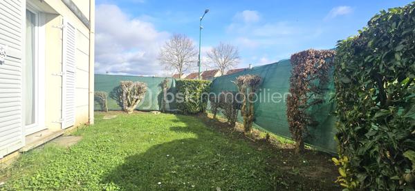 Situé au cœur d’une copropriété de standing datant de 2003, sécurisée et parfaitement entretenue, cet appartement de type F2 de 44 m² représente une opportunité exceptionnelle à Roissy-en-Brie. Dès l’entrée, le ton est donné par un espace avec rangement optimisé menant à une pièce de vie baignée de lumière, où la cuisine ouverte s'intègre harmonieusement au séjour. Ce volume de vie se prolonge vers l’extérieur puisque vous jouissez d’un jardin privatif d’usage, un atout rare qui offre un véritable poumon de verdure au quotidien. L’espace nuit se compose d’une chambre confortable avec placard et d’une salle de bain soignée intégrant les WC. L’atout majeur de ce bien réside également dans ses prestations annexes complètes : une cave pour le stockage ainsi qu'une place de parking extérieure au sein d'un parking sécurisé ( un box est a acquérir en supplément). Grâce à sa construction récente, l’appartement bénéficie d’un DPE performant, garantissant un confort thermique optimal et des charges maîtrisées. À proximité immédiate des commerces et des transports, ce bien à l'état irréprochable est un véritable produit coup de cœur, idéal pour ceux qui recherchent le calme, la sécurité et le privilège d'un extérieur.