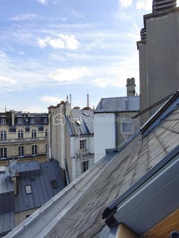 Au dernier étage d’un immeuble de standing avec gardienne, cette charmante studette de 11,75 m2 ( 7,35 m2 loi Carrez) optimisée offrant une belle vue dégagée sur les toits de Paris et la Tour Eiffel.
Accessible par ascenseur jusqu'au 7ième étage et baignée de lumière grâce à un grand Velux, elle se compose d’un espace de vie intelligemment aménagé avec coin nuit, rangements optimisés et kitchenette équipée (évier, plaque, réfrigérateur).
Environnement calme, sécurisé (vidéosurveillance), idéal pour un pied-à-terre parisien ou un espace d’appoint.
Sanitaires (WC / douche) sur le palier, avec usage quasi exclusif.