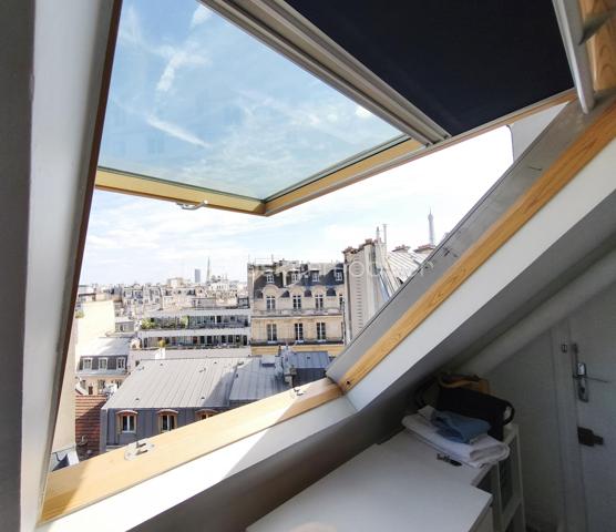 Au dernier étage d’un immeuble de standing avec gardienne, cette charmante studette de 11,75 m2 ( 7,35 m2 loi Carrez) optimisée offrant une belle vue dégagée sur les toits de Paris et la Tour Eiffel.
Accessible par ascenseur jusqu'au 7ième étage et baignée de lumière grâce à un grand Velux, elle se compose d’un espace de vie intelligemment aménagé avec coin nuit, rangements optimisés et kitchenette équipée (évier, plaque, réfrigérateur).
Environnement calme, sécurisé (vidéosurveillance), idéal pour un pied-à-terre parisien ou un espace d’appoint.
Sanitaires (WC / douche) sur le palier, avec usage quasi exclusif.