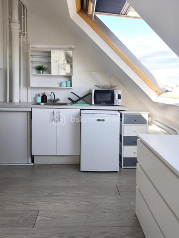 Au dernier étage d’un immeuble de standing avec gardienne, cette charmante studette de 11,75 m2 ( 7,35 m2 loi Carrez) optimisée offrant une belle vue dégagée sur les toits de Paris et la Tour Eiffel.
Accessible par ascenseur jusqu'au 7ième étage et baignée de lumière grâce à un grand Velux, elle se compose d’un espace de vie intelligemment aménagé avec coin nuit, rangements optimisés et kitchenette équipée (évier, plaque, réfrigérateur).
Environnement calme, sécurisé (vidéosurveillance), idéal pour un pied-à-terre parisien ou un espace d’appoint.
Sanitaires (WC / douche) sur le palier, avec usage quasi exclusif.