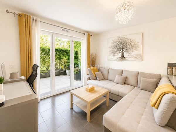 🔥 EXCLUSIVITÉ – LIVRY-GARGAN – APPARTEMENT 2 PIÈCES AVEC TERRASSE, PARKING ET DPE C 🔥

Rare sur le secteur !

Situé à Livry-Gargan, dans une résidence récente de standing construite en 2015, découvrez ce superbe appartement de type 2 pièces offrant confort, sécurité, faible consommation énergétique et qualité de vie.

Cette résidence moderne bénéficie d'un accès sécurisé par vidéophone, vidéosurveillance, parties communes entretenues et parking sécurisé en sous-sol.

L'appartement se compose d'une entrée, d'un vaste séjour lumineux avec cuisine ouverte aménagée, d'une chambre spacieuse, d'une salle d'eau moderne avec WC ainsi que de nombreux rangements.

Vous profiterez également d'une magnifique terrasse de 14 m², véritable pièce de vie supplémentaire, idéale pour les repas en extérieur, les moments de détente ou le télétravail aux beaux jours.

Une place de parking privative en sous-sol complète ce bien.

Aucun travaux à prévoir. Appartement clé en main, parfaitement entretenu et prêt à habiter.

LES ATOUTS DU BIEN :

✔ Appartement récent
✔ Résidence de standing 2015
✔ Terrasse de 14 m²
✔ Parking privatif en sous-sol
✔ Résidence sécurisée
✔ Vidéophone
✔ Vidéosurveillance
✔ Faibles charges de copropriété : 125 €/mois
✔ DPE C
✔ Double vitrage
✔ Faible consommation énergétique
✔ Bonne isolation thermique
✔ Bonne isolation phonique
✔ Aucun travaux à prévoir
✔ Appartement lumineux
✔ Exposition agréable
✔ Résidence calme
✔ Cadre de vie recherché
✔ Proche commerces
✔ Quartier recherché
✔ Faible taxe énergétique
✔ Charges maîtrisées
✔ Investissement locatif rentable
✔ Forte demande locative
✔ Idéal premier achat
✔ Idéal jeune couple
✔ Idéal investisseur
✔ Excellent rapport qualité/prix
✔ Appartement moderne
✔ Appartement clé en main
✔ Belle opportunité
✔ Bien rare sur le marché

À proximité immédiate des commerces, supermarchés, écoles, crèches, médecins, pharmacies, espaces verts et transports, cet appartement offre un emplacement stratégique permettant de concilier confort de vie et praticité au quotidien.

Que vous recherchiez votre résidence principale, un investissement locatif sécurisé ou un premier achat sans travaux, ce bien réunit tous les critères les plus recherchés du marché immobilier actuel.

📞 À visiter sans tarder. Produit rare sur Livry-Gargan.