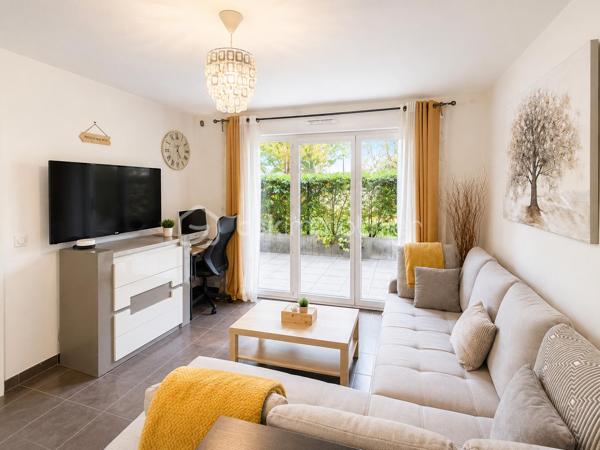 🔥 EXCLUSIVITÉ – LIVRY-GARGAN – APPARTEMENT 2 PIÈCES AVEC TERRASSE, PARKING ET DPE C 🔥

Rare sur le secteur !

Situé à Livry-Gargan, dans une résidence récente de standing construite en 2015, découvrez ce superbe appartement de type 2 pièces offrant confort, sécurité, faible consommation énergétique et qualité de vie.

Cette résidence moderne bénéficie d'un accès sécurisé par vidéophone, vidéosurveillance, parties communes entretenues et parking sécurisé en sous-sol.

L'appartement se compose d'une entrée, d'un vaste séjour lumineux avec cuisine ouverte aménagée, d'une chambre spacieuse, d'une salle d'eau moderne avec WC ainsi que de nombreux rangements.

Vous profiterez également d'une magnifique terrasse de 14 m², véritable pièce de vie supplémentaire, idéale pour les repas en extérieur, les moments de détente ou le télétravail aux beaux jours.

Une place de parking privative en sous-sol complète ce bien.

Aucun travaux à prévoir. Appartement clé en main, parfaitement entretenu et prêt à habiter.

LES ATOUTS DU BIEN :

✔ Appartement récent
✔ Résidence de standing 2015
✔ Terrasse de 14 m²
✔ Parking privatif en sous-sol
✔ Résidence sécurisée
✔ Vidéophone
✔ Vidéosurveillance
✔ Faibles charges de copropriété : 125 €/mois
✔ DPE C
✔ Double vitrage
✔ Faible consommation énergétique
✔ Bonne isolation thermique
✔ Bonne isolation phonique
✔ Aucun travaux à prévoir
✔ Appartement lumineux
✔ Exposition agréable
✔ Résidence calme
✔ Cadre de vie recherché
✔ Proche commerces
✔ Quartier recherché
✔ Faible taxe énergétique
✔ Charges maîtrisées
✔ Investissement locatif rentable
✔ Forte demande locative
✔ Idéal premier achat
✔ Idéal jeune couple
✔ Idéal investisseur
✔ Excellent rapport qualité/prix
✔ Appartement moderne
✔ Appartement clé en main
✔ Belle opportunité
✔ Bien rare sur le marché

À proximité immédiate des commerces, supermarchés, écoles, crèches, médecins, pharmacies, espaces verts et transports, cet appartement offre un emplacement stratégique permettant de concilier confort de vie et praticité au quotidien.

Que vous recherchiez votre résidence principale, un investissement locatif sécurisé ou un premier achat sans travaux, ce bien réunit tous les critères les plus recherchés du marché immobilier actuel.

📞 À visiter sans tarder. Produit rare sur Livry-Gargan.