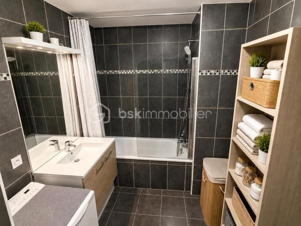 🔥 EXCLUSIVITÉ – LIVRY-GARGAN – APPARTEMENT 2 PIÈCES AVEC TERRASSE, PARKING ET DPE C 🔥

Rare sur le secteur !

Situé à Livry-Gargan, dans une résidence récente de standing construite en 2015, découvrez ce superbe appartement de type 2 pièces offrant confort, sécurité, faible consommation énergétique et qualité de vie.

Cette résidence moderne bénéficie d'un accès sécurisé par vidéophone, vidéosurveillance, parties communes entretenues et parking sécurisé en sous-sol.

L'appartement se compose d'une entrée, d'un vaste séjour lumineux avec cuisine ouverte aménagée, d'une chambre spacieuse, d'une salle d'eau moderne avec WC ainsi que de nombreux rangements.

Vous profiterez également d'une magnifique terrasse de 14 m², véritable pièce de vie supplémentaire, idéale pour les repas en extérieur, les moments de détente ou le télétravail aux beaux jours.

Une place de parking privative en sous-sol complète ce bien.

Aucun travaux à prévoir. Appartement clé en main, parfaitement entretenu et prêt à habiter.

LES ATOUTS DU BIEN :

✔ Appartement récent
✔ Résidence de standing 2015
✔ Terrasse de 14 m²
✔ Parking privatif en sous-sol
✔ Résidence sécurisée
✔ Vidéophone
✔ Vidéosurveillance
✔ Faibles charges de copropriété : 125 €/mois
✔ DPE C
✔ Double vitrage
✔ Faible consommation énergétique
✔ Bonne isolation thermique
✔ Bonne isolation phonique
✔ Aucun travaux à prévoir
✔ Appartement lumineux
✔ Exposition agréable
✔ Résidence calme
✔ Cadre de vie recherché
✔ Proche commerces
✔ Quartier recherché
✔ Faible taxe énergétique
✔ Charges maîtrisées
✔ Investissement locatif rentable
✔ Forte demande locative
✔ Idéal premier achat
✔ Idéal jeune couple
✔ Idéal investisseur
✔ Excellent rapport qualité/prix
✔ Appartement moderne
✔ Appartement clé en main
✔ Belle opportunité
✔ Bien rare sur le marché

À proximité immédiate des commerces, supermarchés, écoles, crèches, médecins, pharmacies, espaces verts et transports, cet appartement offre un emplacement stratégique permettant de concilier confort de vie et praticité au quotidien.

Que vous recherchiez votre résidence principale, un investissement locatif sécurisé ou un premier achat sans travaux, ce bien réunit tous les critères les plus recherchés du marché immobilier actuel.

📞 À visiter sans tarder. Produit rare sur Livry-Gargan.