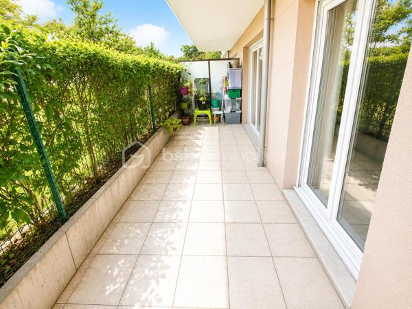 🔥 EXCLUSIVITÉ – LIVRY-GARGAN – APPARTEMENT 2 PIÈCES AVEC TERRASSE, PARKING ET DPE C 🔥

Rare sur le secteur !

Situé à Livry-Gargan, dans une résidence récente de standing construite en 2015, découvrez ce superbe appartement de type 2 pièces offrant confort, sécurité, faible consommation énergétique et qualité de vie.

Cette résidence moderne bénéficie d'un accès sécurisé par vidéophone, vidéosurveillance, parties communes entretenues et parking sécurisé en sous-sol.

L'appartement se compose d'une entrée, d'un vaste séjour lumineux avec cuisine ouverte aménagée, d'une chambre spacieuse, d'une salle d'eau moderne avec WC ainsi que de nombreux rangements.

Vous profiterez également d'une magnifique terrasse de 14 m², véritable pièce de vie supplémentaire, idéale pour les repas en extérieur, les moments de détente ou le télétravail aux beaux jours.

Une place de parking privative en sous-sol complète ce bien.

Aucun travaux à prévoir. Appartement clé en main, parfaitement entretenu et prêt à habiter.

LES ATOUTS DU BIEN :

✔ Appartement récent
✔ Résidence de standing 2015
✔ Terrasse de 14 m²
✔ Parking privatif en sous-sol
✔ Résidence sécurisée
✔ Vidéophone
✔ Vidéosurveillance
✔ Faibles charges de copropriété : 125 €/mois
✔ DPE C
✔ Double vitrage
✔ Faible consommation énergétique
✔ Bonne isolation thermique
✔ Bonne isolation phonique
✔ Aucun travaux à prévoir
✔ Appartement lumineux
✔ Exposition agréable
✔ Résidence calme
✔ Cadre de vie recherché
✔ Proche commerces
✔ Quartier recherché
✔ Faible taxe énergétique
✔ Charges maîtrisées
✔ Investissement locatif rentable
✔ Forte demande locative
✔ Idéal premier achat
✔ Idéal jeune couple
✔ Idéal investisseur
✔ Excellent rapport qualité/prix
✔ Appartement moderne
✔ Appartement clé en main
✔ Belle opportunité
✔ Bien rare sur le marché

À proximité immédiate des commerces, supermarchés, écoles, crèches, médecins, pharmacies, espaces verts et transports, cet appartement offre un emplacement stratégique permettant de concilier confort de vie et praticité au quotidien.

Que vous recherchiez votre résidence principale, un investissement locatif sécurisé ou un premier achat sans travaux, ce bien réunit tous les critères les plus recherchés du marché immobilier actuel.

📞 À visiter sans tarder. Produit rare sur Livry-Gargan.
