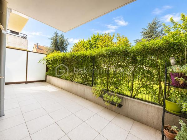 🔥 EXCLUSIVITÉ – LIVRY-GARGAN – APPARTEMENT 2 PIÈCES AVEC TERRASSE, PARKING ET DPE C 🔥

Rare sur le secteur !

Situé à Livry-Gargan, dans une résidence récente de standing construite en 2015, découvrez ce superbe appartement de type 2 pièces offrant confort, sécurité, faible consommation énergétique et qualité de vie.

Cette résidence moderne bénéficie d'un accès sécurisé par vidéophone, vidéosurveillance, parties communes entretenues et parking sécurisé en sous-sol.

L'appartement se compose d'une entrée, d'un vaste séjour lumineux avec cuisine ouverte aménagée, d'une chambre spacieuse, d'une salle d'eau moderne avec WC ainsi que de nombreux rangements.

Vous profiterez également d'une magnifique terrasse de 14 m², véritable pièce de vie supplémentaire, idéale pour les repas en extérieur, les moments de détente ou le télétravail aux beaux jours.

Une place de parking privative en sous-sol complète ce bien.

Aucun travaux à prévoir. Appartement clé en main, parfaitement entretenu et prêt à habiter.

LES ATOUTS DU BIEN :

✔ Appartement récent
✔ Résidence de standing 2015
✔ Terrasse de 14 m²
✔ Parking privatif en sous-sol
✔ Résidence sécurisée
✔ Vidéophone
✔ Vidéosurveillance
✔ Faibles charges de copropriété : 125 €/mois
✔ DPE C
✔ Double vitrage
✔ Faible consommation énergétique
✔ Bonne isolation thermique
✔ Bonne isolation phonique
✔ Aucun travaux à prévoir
✔ Appartement lumineux
✔ Exposition agréable
✔ Résidence calme
✔ Cadre de vie recherché
✔ Proche commerces
✔ Quartier recherché
✔ Faible taxe énergétique
✔ Charges maîtrisées
✔ Investissement locatif rentable
✔ Forte demande locative
✔ Idéal premier achat
✔ Idéal jeune couple
✔ Idéal investisseur
✔ Excellent rapport qualité/prix
✔ Appartement moderne
✔ Appartement clé en main
✔ Belle opportunité
✔ Bien rare sur le marché

À proximité immédiate des commerces, supermarchés, écoles, crèches, médecins, pharmacies, espaces verts et transports, cet appartement offre un emplacement stratégique permettant de concilier confort de vie et praticité au quotidien.

Que vous recherchiez votre résidence principale, un investissement locatif sécurisé ou un premier achat sans travaux, ce bien réunit tous les critères les plus recherchés du marché immobilier actuel.

📞 À visiter sans tarder. Produit rare sur Livry-Gargan.