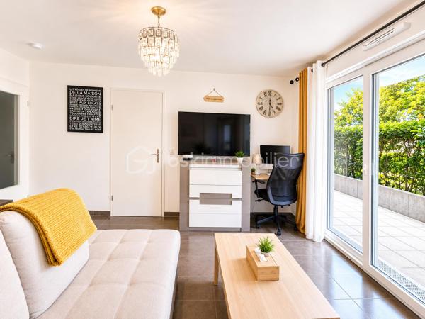 🔥 EXCLUSIVITÉ – LIVRY-GARGAN – APPARTEMENT 2 PIÈCES AVEC TERRASSE, PARKING ET DPE C 🔥

Rare sur le secteur !

Situé à Livry-Gargan, dans une résidence récente de standing construite en 2015, découvrez ce superbe appartement de type 2 pièces offrant confort, sécurité, faible consommation énergétique et qualité de vie.

Cette résidence moderne bénéficie d'un accès sécurisé par vidéophone, vidéosurveillance, parties communes entretenues et parking sécurisé en sous-sol.

L'appartement se compose d'une entrée, d'un vaste séjour lumineux avec cuisine ouverte aménagée, d'une chambre spacieuse, d'une salle d'eau moderne avec WC ainsi que de nombreux rangements.

Vous profiterez également d'une magnifique terrasse de 14 m², véritable pièce de vie supplémentaire, idéale pour les repas en extérieur, les moments de détente ou le télétravail aux beaux jours.

Une place de parking privative en sous-sol complète ce bien.

Aucun travaux à prévoir. Appartement clé en main, parfaitement entretenu et prêt à habiter.

LES ATOUTS DU BIEN :

✔ Appartement récent
✔ Résidence de standing 2015
✔ Terrasse de 14 m²
✔ Parking privatif en sous-sol
✔ Résidence sécurisée
✔ Vidéophone
✔ Vidéosurveillance
✔ Faibles charges de copropriété : 125 €/mois
✔ DPE C
✔ Double vitrage
✔ Faible consommation énergétique
✔ Bonne isolation thermique
✔ Bonne isolation phonique
✔ Aucun travaux à prévoir
✔ Appartement lumineux
✔ Exposition agréable
✔ Résidence calme
✔ Cadre de vie recherché
✔ Proche commerces
✔ Quartier recherché
✔ Faible taxe énergétique
✔ Charges maîtrisées
✔ Investissement locatif rentable
✔ Forte demande locative
✔ Idéal premier achat
✔ Idéal jeune couple
✔ Idéal investisseur
✔ Excellent rapport qualité/prix
✔ Appartement moderne
✔ Appartement clé en main
✔ Belle opportunité
✔ Bien rare sur le marché

À proximité immédiate des commerces, supermarchés, écoles, crèches, médecins, pharmacies, espaces verts et transports, cet appartement offre un emplacement stratégique permettant de concilier confort de vie et praticité au quotidien.

Que vous recherchiez votre résidence principale, un investissement locatif sécurisé ou un premier achat sans travaux, ce bien réunit tous les critères les plus recherchés du marché immobilier actuel.

📞 À visiter sans tarder. Produit rare sur Livry-Gargan.