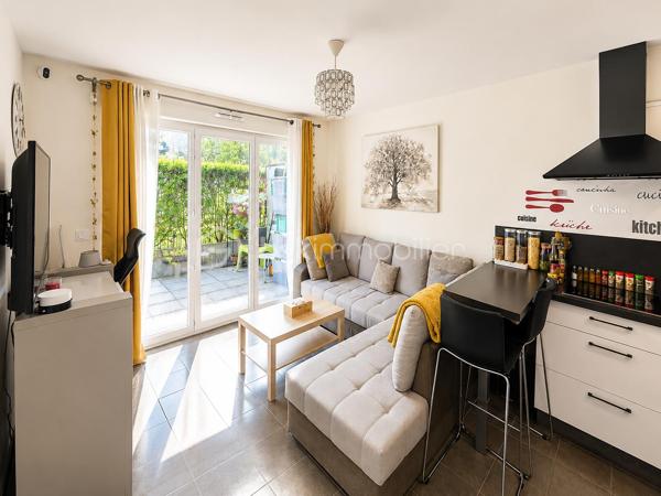 🔥 EXCLUSIVITÉ – LIVRY-GARGAN – APPARTEMENT 2 PIÈCES AVEC TERRASSE, PARKING ET DPE C 🔥

Rare sur le secteur !

Situé à Livry-Gargan, dans une résidence récente de standing construite en 2015, découvrez ce superbe appartement de type 2 pièces offrant confort, sécurité, faible consommation énergétique et qualité de vie.

Cette résidence moderne bénéficie d'un accès sécurisé par vidéophone, vidéosurveillance, parties communes entretenues et parking sécurisé en sous-sol.

L'appartement se compose d'une entrée, d'un vaste séjour lumineux avec cuisine ouverte aménagée, d'une chambre spacieuse, d'une salle d'eau moderne avec WC ainsi que de nombreux rangements.

Vous profiterez également d'une magnifique terrasse de 14 m², véritable pièce de vie supplémentaire, idéale pour les repas en extérieur, les moments de détente ou le télétravail aux beaux jours.

Une place de parking privative en sous-sol complète ce bien.

Aucun travaux à prévoir. Appartement clé en main, parfaitement entretenu et prêt à habiter.

LES ATOUTS DU BIEN :

✔ Appartement récent
✔ Résidence de standing 2015
✔ Terrasse de 14 m²
✔ Parking privatif en sous-sol
✔ Résidence sécurisée
✔ Vidéophone
✔ Vidéosurveillance
✔ Faibles charges de copropriété : 125 €/mois
✔ DPE C
✔ Double vitrage
✔ Faible consommation énergétique
✔ Bonne isolation thermique
✔ Bonne isolation phonique
✔ Aucun travaux à prévoir
✔ Appartement lumineux
✔ Exposition agréable
✔ Résidence calme
✔ Cadre de vie recherché
✔ Proche commerces
✔ Quartier recherché
✔ Faible taxe énergétique
✔ Charges maîtrisées
✔ Investissement locatif rentable
✔ Forte demande locative
✔ Idéal premier achat
✔ Idéal jeune couple
✔ Idéal investisseur
✔ Excellent rapport qualité/prix
✔ Appartement moderne
✔ Appartement clé en main
✔ Belle opportunité
✔ Bien rare sur le marché

À proximité immédiate des commerces, supermarchés, écoles, crèches, médecins, pharmacies, espaces verts et transports, cet appartement offre un emplacement stratégique permettant de concilier confort de vie et praticité au quotidien.

Que vous recherchiez votre résidence principale, un investissement locatif sécurisé ou un premier achat sans travaux, ce bien réunit tous les critères les plus recherchés du marché immobilier actuel.

📞 À visiter sans tarder. Produit rare sur Livry-Gargan.
