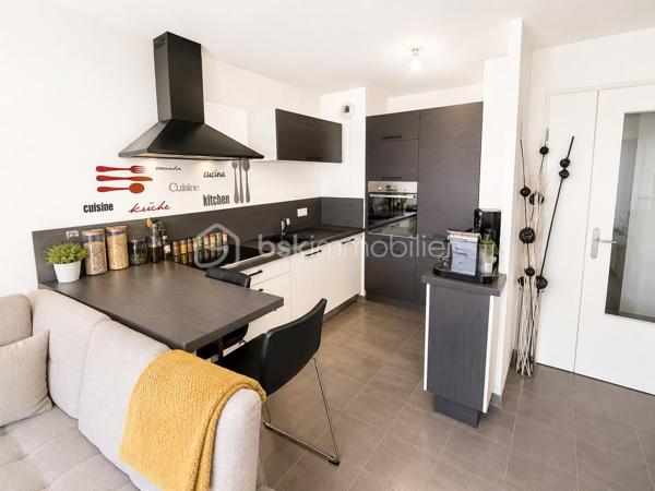🔥 EXCLUSIVITÉ – LIVRY-GARGAN – APPARTEMENT 2 PIÈCES AVEC TERRASSE, PARKING ET DPE C 🔥

Rare sur le secteur !

Situé à Livry-Gargan, dans une résidence récente de standing construite en 2015, découvrez ce superbe appartement de type 2 pièces offrant confort, sécurité, faible consommation énergétique et qualité de vie.

Cette résidence moderne bénéficie d'un accès sécurisé par vidéophone, vidéosurveillance, parties communes entretenues et parking sécurisé en sous-sol.

L'appartement se compose d'une entrée, d'un vaste séjour lumineux avec cuisine ouverte aménagée, d'une chambre spacieuse, d'une salle d'eau moderne avec WC ainsi que de nombreux rangements.

Vous profiterez également d'une magnifique terrasse de 14 m², véritable pièce de vie supplémentaire, idéale pour les repas en extérieur, les moments de détente ou le télétravail aux beaux jours.

Une place de parking privative en sous-sol complète ce bien.

Aucun travaux à prévoir. Appartement clé en main, parfaitement entretenu et prêt à habiter.

LES ATOUTS DU BIEN :

✔ Appartement récent
✔ Résidence de standing 2015
✔ Terrasse de 14 m²
✔ Parking privatif en sous-sol
✔ Résidence sécurisée
✔ Vidéophone
✔ Vidéosurveillance
✔ Faibles charges de copropriété : 125 €/mois
✔ DPE C
✔ Double vitrage
✔ Faible consommation énergétique
✔ Bonne isolation thermique
✔ Bonne isolation phonique
✔ Aucun travaux à prévoir
✔ Appartement lumineux
✔ Exposition agréable
✔ Résidence calme
✔ Cadre de vie recherché
✔ Proche commerces
✔ Quartier recherché
✔ Faible taxe énergétique
✔ Charges maîtrisées
✔ Investissement locatif rentable
✔ Forte demande locative
✔ Idéal premier achat
✔ Idéal jeune couple
✔ Idéal investisseur
✔ Excellent rapport qualité/prix
✔ Appartement moderne
✔ Appartement clé en main
✔ Belle opportunité
✔ Bien rare sur le marché

À proximité immédiate des commerces, supermarchés, écoles, crèches, médecins, pharmacies, espaces verts et transports, cet appartement offre un emplacement stratégique permettant de concilier confort de vie et praticité au quotidien.

Que vous recherchiez votre résidence principale, un investissement locatif sécurisé ou un premier achat sans travaux, ce bien réunit tous les critères les plus recherchés du marché immobilier actuel.

📞 À visiter sans tarder. Produit rare sur Livry-Gargan.