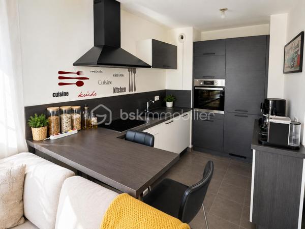 🔥 EXCLUSIVITÉ – LIVRY-GARGAN – APPARTEMENT 2 PIÈCES AVEC TERRASSE, PARKING ET DPE C 🔥

Rare sur le secteur !

Situé à Livry-Gargan, dans une résidence récente de standing construite en 2015, découvrez ce superbe appartement de type 2 pièces offrant confort, sécurité, faible consommation énergétique et qualité de vie.

Cette résidence moderne bénéficie d'un accès sécurisé par vidéophone, vidéosurveillance, parties communes entretenues et parking sécurisé en sous-sol.

L'appartement se compose d'une entrée, d'un vaste séjour lumineux avec cuisine ouverte aménagée, d'une chambre spacieuse, d'une salle d'eau moderne avec WC ainsi que de nombreux rangements.

Vous profiterez également d'une magnifique terrasse de 14 m², véritable pièce de vie supplémentaire, idéale pour les repas en extérieur, les moments de détente ou le télétravail aux beaux jours.

Une place de parking privative en sous-sol complète ce bien.

Aucun travaux à prévoir. Appartement clé en main, parfaitement entretenu et prêt à habiter.

LES ATOUTS DU BIEN :

✔ Appartement récent
✔ Résidence de standing 2015
✔ Terrasse de 14 m²
✔ Parking privatif en sous-sol
✔ Résidence sécurisée
✔ Vidéophone
✔ Vidéosurveillance
✔ Faibles charges de copropriété : 125 €/mois
✔ DPE C
✔ Double vitrage
✔ Faible consommation énergétique
✔ Bonne isolation thermique
✔ Bonne isolation phonique
✔ Aucun travaux à prévoir
✔ Appartement lumineux
✔ Exposition agréable
✔ Résidence calme
✔ Cadre de vie recherché
✔ Proche commerces
✔ Quartier recherché
✔ Faible taxe énergétique
✔ Charges maîtrisées
✔ Investissement locatif rentable
✔ Forte demande locative
✔ Idéal premier achat
✔ Idéal jeune couple
✔ Idéal investisseur
✔ Excellent rapport qualité/prix
✔ Appartement moderne
✔ Appartement clé en main
✔ Belle opportunité
✔ Bien rare sur le marché

À proximité immédiate des commerces, supermarchés, écoles, crèches, médecins, pharmacies, espaces verts et transports, cet appartement offre un emplacement stratégique permettant de concilier confort de vie et praticité au quotidien.

Que vous recherchiez votre résidence principale, un investissement locatif sécurisé ou un premier achat sans travaux, ce bien réunit tous les critères les plus recherchés du marché immobilier actuel.

📞 À visiter sans tarder. Produit rare sur Livry-Gargan.