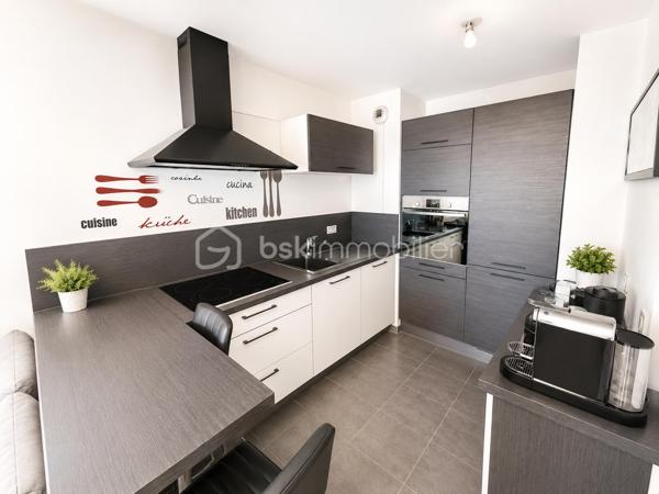 🔥 EXCLUSIVITÉ – LIVRY-GARGAN – APPARTEMENT 2 PIÈCES AVEC TERRASSE, PARKING ET DPE C 🔥

Rare sur le secteur !

Situé à Livry-Gargan, dans une résidence récente de standing construite en 2015, découvrez ce superbe appartement de type 2 pièces offrant confort, sécurité, faible consommation énergétique et qualité de vie.

Cette résidence moderne bénéficie d'un accès sécurisé par vidéophone, vidéosurveillance, parties communes entretenues et parking sécurisé en sous-sol.

L'appartement se compose d'une entrée, d'un vaste séjour lumineux avec cuisine ouverte aménagée, d'une chambre spacieuse, d'une salle d'eau moderne avec WC ainsi que de nombreux rangements.

Vous profiterez également d'une magnifique terrasse de 14 m², véritable pièce de vie supplémentaire, idéale pour les repas en extérieur, les moments de détente ou le télétravail aux beaux jours.

Une place de parking privative en sous-sol complète ce bien.

Aucun travaux à prévoir. Appartement clé en main, parfaitement entretenu et prêt à habiter.

LES ATOUTS DU BIEN :

✔ Appartement récent
✔ Résidence de standing 2015
✔ Terrasse de 14 m²
✔ Parking privatif en sous-sol
✔ Résidence sécurisée
✔ Vidéophone
✔ Vidéosurveillance
✔ Faibles charges de copropriété : 125 €/mois
✔ DPE C
✔ Double vitrage
✔ Faible consommation énergétique
✔ Bonne isolation thermique
✔ Bonne isolation phonique
✔ Aucun travaux à prévoir
✔ Appartement lumineux
✔ Exposition agréable
✔ Résidence calme
✔ Cadre de vie recherché
✔ Proche commerces
✔ Quartier recherché
✔ Faible taxe énergétique
✔ Charges maîtrisées
✔ Investissement locatif rentable
✔ Forte demande locative
✔ Idéal premier achat
✔ Idéal jeune couple
✔ Idéal investisseur
✔ Excellent rapport qualité/prix
✔ Appartement moderne
✔ Appartement clé en main
✔ Belle opportunité
✔ Bien rare sur le marché

À proximité immédiate des commerces, supermarchés, écoles, crèches, médecins, pharmacies, espaces verts et transports, cet appartement offre un emplacement stratégique permettant de concilier confort de vie et praticité au quotidien.

Que vous recherchiez votre résidence principale, un investissement locatif sécurisé ou un premier achat sans travaux, ce bien réunit tous les critères les plus recherchés du marché immobilier actuel.

📞 À visiter sans tarder. Produit rare sur Livry-Gargan.