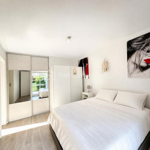 🔥 EXCLUSIVITÉ – LIVRY-GARGAN – APPARTEMENT 2 PIÈCES AVEC TERRASSE, PARKING ET DPE C 🔥

Rare sur le secteur !

Situé à Livry-Gargan, dans une résidence récente de standing construite en 2015, découvrez ce superbe appartement de type 2 pièces offrant confort, sécurité, faible consommation énergétique et qualité de vie.

Cette résidence moderne bénéficie d'un accès sécurisé par vidéophone, vidéosurveillance, parties communes entretenues et parking sécurisé en sous-sol.

L'appartement se compose d'une entrée, d'un vaste séjour lumineux avec cuisine ouverte aménagée, d'une chambre spacieuse, d'une salle d'eau moderne avec WC ainsi que de nombreux rangements.

Vous profiterez également d'une magnifique terrasse de 14 m², véritable pièce de vie supplémentaire, idéale pour les repas en extérieur, les moments de détente ou le télétravail aux beaux jours.

Une place de parking privative en sous-sol complète ce bien.

Aucun travaux à prévoir. Appartement clé en main, parfaitement entretenu et prêt à habiter.

LES ATOUTS DU BIEN :

✔ Appartement récent
✔ Résidence de standing 2015
✔ Terrasse de 14 m²
✔ Parking privatif en sous-sol
✔ Résidence sécurisée
✔ Vidéophone
✔ Vidéosurveillance
✔ Faibles charges de copropriété : 125 €/mois
✔ DPE C
✔ Double vitrage
✔ Faible consommation énergétique
✔ Bonne isolation thermique
✔ Bonne isolation phonique
✔ Aucun travaux à prévoir
✔ Appartement lumineux
✔ Exposition agréable
✔ Résidence calme
✔ Cadre de vie recherché
✔ Proche commerces
✔ Quartier recherché
✔ Faible taxe énergétique
✔ Charges maîtrisées
✔ Investissement locatif rentable
✔ Forte demande locative
✔ Idéal premier achat
✔ Idéal jeune couple
✔ Idéal investisseur
✔ Excellent rapport qualité/prix
✔ Appartement moderne
✔ Appartement clé en main
✔ Belle opportunité
✔ Bien rare sur le marché

À proximité immédiate des commerces, supermarchés, écoles, crèches, médecins, pharmacies, espaces verts et transports, cet appartement offre un emplacement stratégique permettant de concilier confort de vie et praticité au quotidien.

Que vous recherchiez votre résidence principale, un investissement locatif sécurisé ou un premier achat sans travaux, ce bien réunit tous les critères les plus recherchés du marché immobilier actuel.

📞 À visiter sans tarder. Produit rare sur Livry-Gargan.