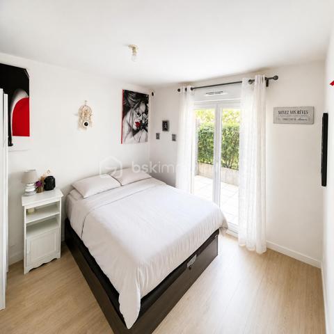 🔥 EXCLUSIVITÉ – LIVRY-GARGAN – APPARTEMENT 2 PIÈCES AVEC TERRASSE, PARKING ET DPE C 🔥

Rare sur le secteur !

Situé à Livry-Gargan, dans une résidence récente de standing construite en 2015, découvrez ce superbe appartement de type 2 pièces offrant confort, sécurité, faible consommation énergétique et qualité de vie.

Cette résidence moderne bénéficie d'un accès sécurisé par vidéophone, vidéosurveillance, parties communes entretenues et parking sécurisé en sous-sol.

L'appartement se compose d'une entrée, d'un vaste séjour lumineux avec cuisine ouverte aménagée, d'une chambre spacieuse, d'une salle d'eau moderne avec WC ainsi que de nombreux rangements.

Vous profiterez également d'une magnifique terrasse de 14 m², véritable pièce de vie supplémentaire, idéale pour les repas en extérieur, les moments de détente ou le télétravail aux beaux jours.

Une place de parking privative en sous-sol complète ce bien.

Aucun travaux à prévoir. Appartement clé en main, parfaitement entretenu et prêt à habiter.

LES ATOUTS DU BIEN :

✔ Appartement récent
✔ Résidence de standing 2015
✔ Terrasse de 14 m²
✔ Parking privatif en sous-sol
✔ Résidence sécurisée
✔ Vidéophone
✔ Vidéosurveillance
✔ Faibles charges de copropriété : 125 €/mois
✔ DPE C
✔ Double vitrage
✔ Faible consommation énergétique
✔ Bonne isolation thermique
✔ Bonne isolation phonique
✔ Aucun travaux à prévoir
✔ Appartement lumineux
✔ Exposition agréable
✔ Résidence calme
✔ Cadre de vie recherché
✔ Proche commerces
✔ Quartier recherché
✔ Faible taxe énergétique
✔ Charges maîtrisées
✔ Investissement locatif rentable
✔ Forte demande locative
✔ Idéal premier achat
✔ Idéal jeune couple
✔ Idéal investisseur
✔ Excellent rapport qualité/prix
✔ Appartement moderne
✔ Appartement clé en main
✔ Belle opportunité
✔ Bien rare sur le marché

À proximité immédiate des commerces, supermarchés, écoles, crèches, médecins, pharmacies, espaces verts et transports, cet appartement offre un emplacement stratégique permettant de concilier confort de vie et praticité au quotidien.

Que vous recherchiez votre résidence principale, un investissement locatif sécurisé ou un premier achat sans travaux, ce bien réunit tous les critères les plus recherchés du marché immobilier actuel.

📞 À visiter sans tarder. Produit rare sur Livry-Gargan.