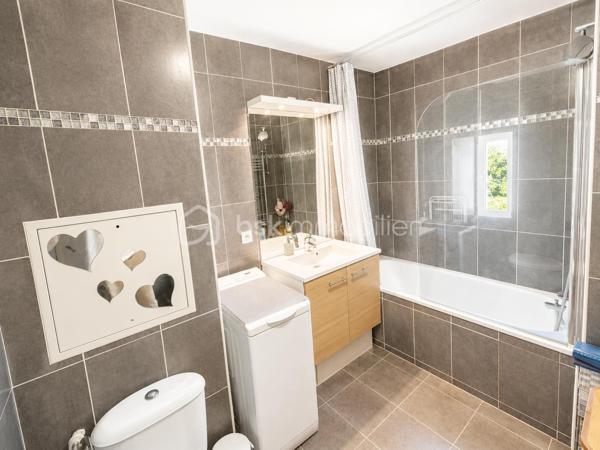 🔥 EXCLUSIVITÉ – LIVRY-GARGAN – APPARTEMENT 2 PIÈCES AVEC TERRASSE, PARKING ET DPE C 🔥

Rare sur le secteur !

Situé à Livry-Gargan, dans une résidence récente de standing construite en 2015, découvrez ce superbe appartement de type 2 pièces offrant confort, sécurité, faible consommation énergétique et qualité de vie.

Cette résidence moderne bénéficie d'un accès sécurisé par vidéophone, vidéosurveillance, parties communes entretenues et parking sécurisé en sous-sol.

L'appartement se compose d'une entrée, d'un vaste séjour lumineux avec cuisine ouverte aménagée, d'une chambre spacieuse, d'une salle d'eau moderne avec WC ainsi que de nombreux rangements.

Vous profiterez également d'une magnifique terrasse de 14 m², véritable pièce de vie supplémentaire, idéale pour les repas en extérieur, les moments de détente ou le télétravail aux beaux jours.

Une place de parking privative en sous-sol complète ce bien.

Aucun travaux à prévoir. Appartement clé en main, parfaitement entretenu et prêt à habiter.

LES ATOUTS DU BIEN :

✔ Appartement récent
✔ Résidence de standing 2015
✔ Terrasse de 14 m²
✔ Parking privatif en sous-sol
✔ Résidence sécurisée
✔ Vidéophone
✔ Vidéosurveillance
✔ Faibles charges de copropriété : 125 €/mois
✔ DPE C
✔ Double vitrage
✔ Faible consommation énergétique
✔ Bonne isolation thermique
✔ Bonne isolation phonique
✔ Aucun travaux à prévoir
✔ Appartement lumineux
✔ Exposition agréable
✔ Résidence calme
✔ Cadre de vie recherché
✔ Proche commerces
✔ Quartier recherché
✔ Faible taxe énergétique
✔ Charges maîtrisées
✔ Investissement locatif rentable
✔ Forte demande locative
✔ Idéal premier achat
✔ Idéal jeune couple
✔ Idéal investisseur
✔ Excellent rapport qualité/prix
✔ Appartement moderne
✔ Appartement clé en main
✔ Belle opportunité
✔ Bien rare sur le marché

À proximité immédiate des commerces, supermarchés, écoles, crèches, médecins, pharmacies, espaces verts et transports, cet appartement offre un emplacement stratégique permettant de concilier confort de vie et praticité au quotidien.

Que vous recherchiez votre résidence principale, un investissement locatif sécurisé ou un premier achat sans travaux, ce bien réunit tous les critères les plus recherchés du marché immobilier actuel.

📞 À visiter sans tarder. Produit rare sur Livry-Gargan.