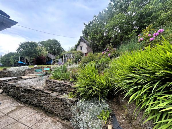 Située dans un environnement calme et rural, découvrez le charme de cette maison construite en 1949 sur un terrain d’environ 1900 m². 

Belle maison, entièrement rénovée en pierre de taille, offre un équilibre entre le charme de l’ancien et le confort moderne dans une tranquillité absolue. Elle permet également de profiter d’un espace  extérieur agréable grâce à son jardin aménagé et d’une piscine hors sol. 
La présence d’un hangar de 90m², d’un abri de jardin en bois et d’une dépendance à rénover de plus de 70m², sont  des plus pour les aventureux.

Ce bien est situé à la campagne de Landeleau, entre la ville de Carhaix et de Châteauneuf-du-Faou. 
Cette charmante maison est composée de : 
Au rez-de-chaussée 
- D’une entrée
- D’un séjour de 21m²
- D’une cuisine équipée de 17m² , 
- D’une véranda isolée et chauffée de 17m². 
A l’étage : 
- Une chambre parentale avec sa salle d’eau privative et son WC de 12m² ; 
- Deux pièces bien aménagées de 6m² et 5m² en loi Carrez 
- Salle de douche ; 
La véranda est ouverte sur sa terrasse et son agréable jardin. 

Il faut parler de l'aspect techniques  :
-	Huisseries en bois double vitrage
-	Chauffage électrique et poêle à bois
-	Volets battants au rez-de-chaussée
-       Isolation murs et toitures
-       Toiture en bon état 
-	VMC dans les toilettes du rez-de-chaussée 
-	Assainissement en fosse septique avec pompe de relevage. 

Le jardin est clos, sans vis-à-vis à l'arrière de la propriété. Terrain arboré et aménagé.   
Elle est à la recherche de nouveaux propriétaires qui pourraient être vous. Pour la visiter, me contacte au 07 64 41 12 36 ou par mail'e.barre@bskimmobilier.com.