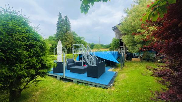 Située dans un environnement calme et rural, découvrez le charme de cette maison construite en 1949 sur un terrain d’environ 1900 m². 

Belle maison, entièrement rénovée en pierre de taille, offre un équilibre entre le charme de l’ancien et le confort moderne dans une tranquillité absolue. Elle permet également de profiter d’un espace  extérieur agréable grâce à son jardin aménagé et d’une piscine hors sol. 
La présence d’un hangar de 90m², d’un abri de jardin en bois et d’une dépendance à rénover de plus de 70m², sont  des plus pour les aventureux.

Ce bien est situé à la campagne de Landeleau, entre la ville de Carhaix et de Châteauneuf-du-Faou. 
Cette charmante maison est composée de : 
Au rez-de-chaussée 
- D’une entrée
- D’un séjour de 21m²
- D’une cuisine équipée de 17m² , 
- D’une véranda isolée et chauffée de 17m². 
A l’étage : 
- Une chambre parentale avec sa salle d’eau privative et son WC de 12m² ; 
- Deux pièces bien aménagées de 6m² et 5m² en loi Carrez 
- Salle de douche ; 
La véranda est ouverte sur sa terrasse et son agréable jardin. 

Il faut parler de l'aspect techniques  :
-	Huisseries en bois double vitrage
-	Chauffage électrique et poêle à bois
-	Volets battants au rez-de-chaussée
-       Isolation murs et toitures
-       Toiture en bon état 
-	VMC dans les toilettes du rez-de-chaussée 
-	Assainissement en fosse septique avec pompe de relevage. 

Le jardin est clos, sans vis-à-vis à l'arrière de la propriété. Terrain arboré et aménagé.   
Elle est à la recherche de nouveaux propriétaires qui pourraient être vous. Pour la visiter, me contacte au 07 64 41 12 36 ou par mail'e.barre@bskimmobilier.com.