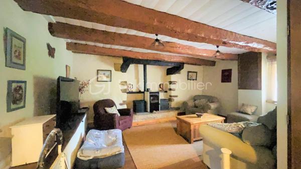 Située dans un environnement calme et rural, découvrez le charme de cette maison construite en 1949 sur un terrain d’environ 1900 m². 

Belle maison, entièrement rénovée en pierre de taille, offre un équilibre entre le charme de l’ancien et le confort moderne dans une tranquillité absolue. Elle permet également de profiter d’un espace  extérieur agréable grâce à son jardin aménagé et d’une piscine hors sol. 
La présence d’un hangar de 90m², d’un abri de jardin en bois et d’une dépendance à rénover de plus de 70m², sont  des plus pour les aventureux.

Ce bien est situé à la campagne de Landeleau, entre la ville de Carhaix et de Châteauneuf-du-Faou. 
Cette charmante maison est composée de : 
Au rez-de-chaussée 
- D’une entrée
- D’un séjour de 21m²
- D’une cuisine équipée de 17m² , 
- D’une véranda isolée et chauffée de 17m². 
A l’étage : 
- Une chambre parentale avec sa salle d’eau privative et son WC de 12m² ; 
- Deux pièces bien aménagées de 6m² et 5m² en loi Carrez 
- Salle de douche ; 
La véranda est ouverte sur sa terrasse et son agréable jardin. 

Il faut parler de l'aspect techniques  :
-	Huisseries en bois double vitrage
-	Chauffage électrique et poêle à bois
-	Volets battants au rez-de-chaussée
-       Isolation murs et toitures
-       Toiture en bon état 
-	VMC dans les toilettes du rez-de-chaussée 
-	Assainissement en fosse septique avec pompe de relevage. 

Le jardin est clos, sans vis-à-vis à l'arrière de la propriété. Terrain arboré et aménagé.   
Elle est à la recherche de nouveaux propriétaires qui pourraient être vous. Pour la visiter, me contacte au 07 64 41 12 36 ou par mail'e.barre@bskimmobilier.com.