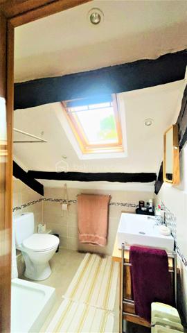 Située dans un environnement calme et rural, découvrez le charme de cette maison construite en 1949 sur un terrain d’environ 1900 m². 

Belle maison, entièrement rénovée en pierre de taille, offre un équilibre entre le charme de l’ancien et le confort moderne dans une tranquillité absolue. Elle permet également de profiter d’un espace  extérieur agréable grâce à son jardin aménagé et d’une piscine hors sol. 
La présence d’un hangar de 90m², d’un abri de jardin en bois et d’une dépendance à rénover de plus de 70m², sont  des plus pour les aventureux.

Ce bien est situé à la campagne de Landeleau, entre la ville de Carhaix et de Châteauneuf-du-Faou. 
Cette charmante maison est composée de : 
Au rez-de-chaussée 
- D’une entrée
- D’un séjour de 21m²
- D’une cuisine équipée de 17m² , 
- D’une véranda isolée et chauffée de 17m². 
A l’étage : 
- Une chambre parentale avec sa salle d’eau privative et son WC de 12m² ; 
- Deux pièces bien aménagées de 6m² et 5m² en loi Carrez 
- Salle de douche ; 
La véranda est ouverte sur sa terrasse et son agréable jardin. 

Il faut parler de l'aspect techniques  :
-	Huisseries en bois double vitrage
-	Chauffage électrique et poêle à bois
-	Volets battants au rez-de-chaussée
-       Isolation murs et toitures
-       Toiture en bon état 
-	VMC dans les toilettes du rez-de-chaussée 
-	Assainissement en fosse septique avec pompe de relevage. 

Le jardin est clos, sans vis-à-vis à l'arrière de la propriété. Terrain arboré et aménagé.   
Elle est à la recherche de nouveaux propriétaires qui pourraient être vous. Pour la visiter, me contacte au 07 64 41 12 36 ou par mail'e.barre@bskimmobilier.com.