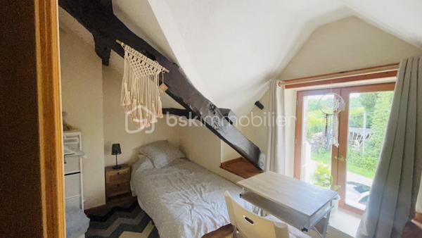 Située dans un environnement calme et rural, découvrez le charme de cette maison construite en 1949 sur un terrain d’environ 1900 m². 

Belle maison, entièrement rénovée en pierre de taille, offre un équilibre entre le charme de l’ancien et le confort moderne dans une tranquillité absolue. Elle permet également de profiter d’un espace  extérieur agréable grâce à son jardin aménagé et d’une piscine hors sol. 
La présence d’un hangar de 90m², d’un abri de jardin en bois et d’une dépendance à rénover de plus de 70m², sont  des plus pour les aventureux.

Ce bien est situé à la campagne de Landeleau, entre la ville de Carhaix et de Châteauneuf-du-Faou. 
Cette charmante maison est composée de : 
Au rez-de-chaussée 
- D’une entrée
- D’un séjour de 21m²
- D’une cuisine équipée de 17m² , 
- D’une véranda isolée et chauffée de 17m². 
A l’étage : 
- Une chambre parentale avec sa salle d’eau privative et son WC de 12m² ; 
- Deux pièces bien aménagées de 6m² et 5m² en loi Carrez 
- Salle de douche ; 
La véranda est ouverte sur sa terrasse et son agréable jardin. 

Il faut parler de l'aspect techniques  :
-	Huisseries en bois double vitrage
-	Chauffage électrique et poêle à bois
-	Volets battants au rez-de-chaussée
-       Isolation murs et toitures
-       Toiture en bon état 
-	VMC dans les toilettes du rez-de-chaussée 
-	Assainissement en fosse septique avec pompe de relevage. 

Le jardin est clos, sans vis-à-vis à l'arrière de la propriété. Terrain arboré et aménagé.   
Elle est à la recherche de nouveaux propriétaires qui pourraient être vous. Pour la visiter, me contacte au 07 64 41 12 36 ou par mail'e.barre@bskimmobilier.com.