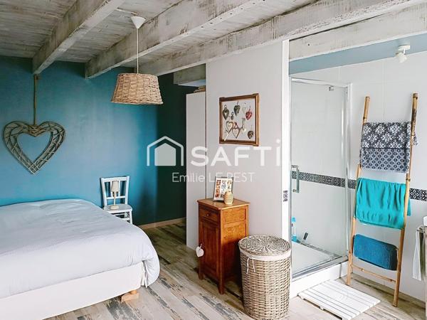 Propriété comprenant trois maisons dans un environnement calme et verdoyant