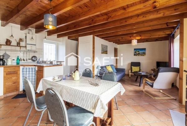 Propriété comprenant trois maisons dans un environnement calme et verdoyant