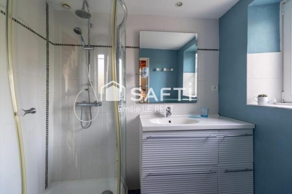 Propriété comprenant trois maisons dans un environnement calme et verdoyant