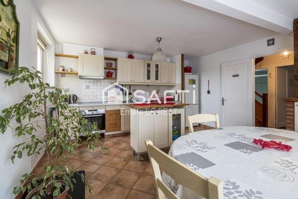 Propriété comprenant trois maisons dans un environnement calme et verdoyant