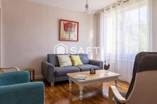 Propriété comprenant trois maisons dans un environnement calme et verdoyant