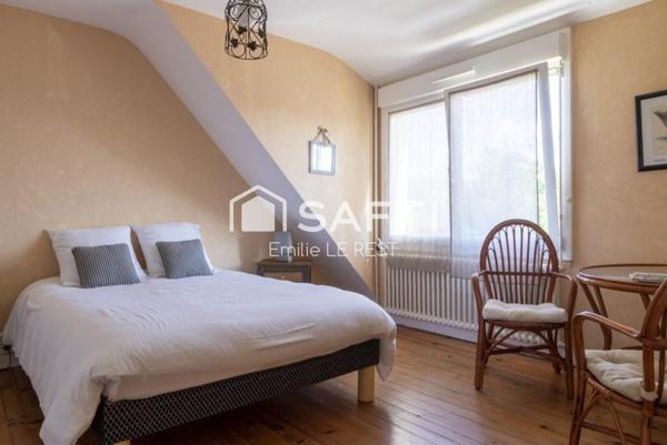 Propriété comprenant trois maisons dans un environnement calme et verdoyant