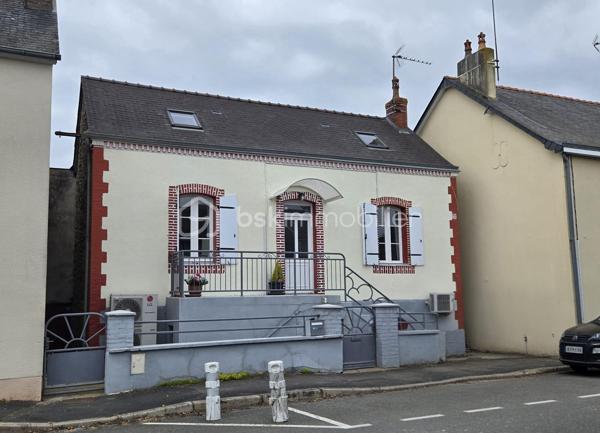 10 min de Laval, charmante maison de ville comprenant cuisine aménagée équipée avec accès direct sur terrasse, grand salon, salle à manger,
1 chambre de plain pied,  salle d'eau, wc.
A l'étage: 2 chambres
Chauffage par pompe à chaleur et ballon thermodynamique de 2020
Cave 
Terrain clos avec préau